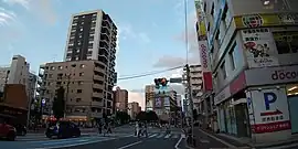 明治通り（藤崎交差点より、左：百道、右：高取）