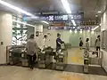 神宮前交差点方面改札口（2018年4月）