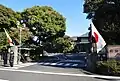 祝日(撮影当時天皇誕生日)の同館正門(2017年12月23日撮影)