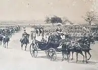1906年(明治39年)4月30日、青山練兵場で催された日露戦争凱旋観兵式の閲兵を行う天皇。