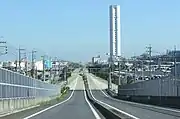 付近はエネルギー基地が立ち並び、石油等の危険物を扱う区域である。右側の白煙突は新名古屋火力発電所。