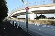 名港潮見インター停留所。奥はインターのランプ。