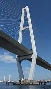 主塔は美観向上の意図からA形を採用。左から東大橋、中央大橋、西大橋。東と中央大橋は下段水平梁よりも下層をV字型に絞り込み、下部構造の寸法を極力小さく抑えた。