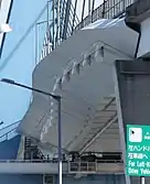 潮見ふ頭側の側径間主桁は名港潮見ICのランプウェイが分合流することからカーブを描いている(画像左)。同様にICを控えることで他の主桁と比べて幅広である。画像手前側で約10 m広い。さらに負反力軽減のために鉄筋コンクリート床板を載荷している(画像右)。
