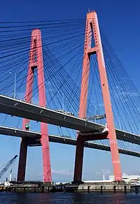 主塔は美観向上の意図からA形を採用。左から東大橋、中央大橋、西大橋。東と中央大橋は下段水平梁よりも下層をV字型に絞り込み、下部構造の寸法を極力小さく抑えた。