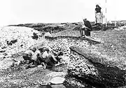 （左）オーストラリアはビクトリア州のエリザベス島（英語版）にある貝塚の発掘調査／1888年撮影。（右）デンマークはユトランド半島北部のリムフィヨルドにあるエルテベレ文化（英語版）による貝塚（エルテベレ貝塚）の発掘調査／1890撮影。規模は幅141m、高さ20m。牡蠣殻を主とする自然遺物は春の獲物が集中しており、季節的居住であったことが分かる。デンマーク国立博物館所蔵写真。