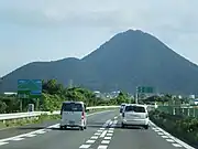 三上山（近江富士）脇を通過する名神