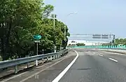 小牧IC敷地内に東名と名神の境界線がある（下り本線上の「名神 ここから」の標識）。両高速は直線で結ばれている。
