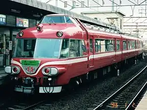 「白帯車」に改装された7000系(左)と7700系(右)