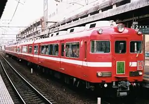 「白帯車」に改装された7000系(左)と7700系(右)