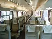 改装された中間車の車内