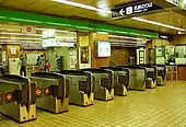 地下街に併設する栄町駅改札口（2005年1月）