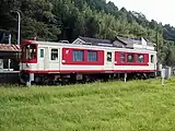 駅に停車するキハ30形気動車を北側より望む。（2000年）