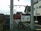 関駅を発車した名鉄モ600形電車