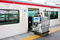 名鉄名古屋本線の例名鉄名古屋駅で特急列車に積み込まれた新聞を名鉄岐阜駅で降ろす様子