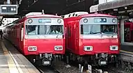 正面が非貫通となった6000系9次車(左)と6500系2次車(右)。6500系2次車・6000系10次車からは標識灯が変更された