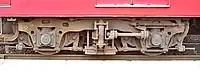 FS13形台車 (ク6657)付随車専用設計で軸距2100mm。1次車のFS16形台車も同じくペデスタル式だが、軸距が200mm長い。