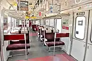 ヘッドレストを装備するクロスシートに変更された6500系6次車・6800系3次車以降の車内