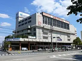 旧・西口駅ビル（2007年4月）。2021年6月まで商業施設「パレマルシェ神宮」としても営業していた。2021年8月より解体が開始された。