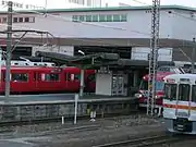 乗務員交代時にホーム上屋に頭部をぶつけてしまうおそれがある(左)ため、神宮前の駅ホームではホーム上屋を二重にして対応した(右)