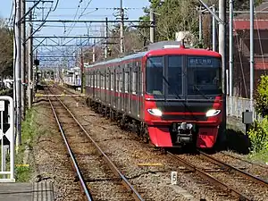 9500系ワンマン車による三柿野行き普通列車(各務原市役所前駅から市民公園前駅を望む)