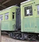 運転台を撤去し貫通幌で車両を結合。その中間部にD13台車を装着。