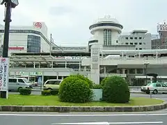 豊田市駅東口から撮影(2005年6月)。左手のビルがA館、右手の最上階が円形の建物がB館。