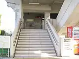 ホームへ上る階段