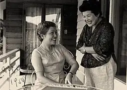 1959年 牛山喜久子と談笑