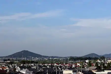 雌岡山(左側)と雄岡山