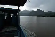 パークウー洞窟へメコン川を遡流するボート
