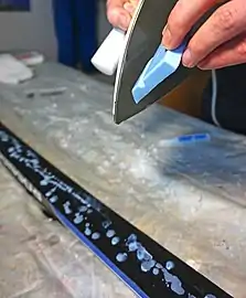 グライドワックスをスキーの上に溶かしてアイロンをかける。