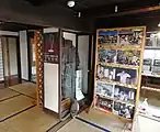 横溝と妻・孝子の遺品右側は「1000人の金田一耕助」などのイベントでの来訪者たちの写真(右の上から3番目の写真は石坂浩二)。