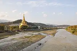 南底河と河畔の勐底金塔