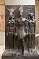ハトホル、バトの女神を左右に従えたメンカウラー王の三体像（カイロ美術館）