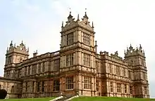 ネイサン・メイアー・ロスチャイルドの四男メイアー・アムシェル・ドゥ・ロスチャイルド男爵によって建てられ、メイアーの一人娘ハンナ(英語版)が5代伯と結婚した結果ローズベリー伯爵家の所有となったメントモアタワーズ