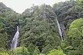 夫婦滝（左：男滝、右：女滝）