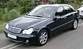 2001年：W2032代目Cクラス。楕円形のヘッドライトを持つ