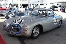 1952年: メルセデス・ベンツ・300SL（英語版）（W194）。乗用車では、レーシングカーであるこのモデルからフロントグリルに標章を配するようになった。