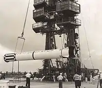 クレーンでLC-5に立てられようとしているMR-4ロケット
