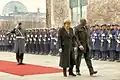 連邦軍の栄誉礼を受けるガーナのマハマ大統領とメルケル首相