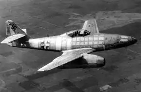 アメリカ軍に鹵獲された後に飛行するMe 262A-1a 111711号機(1945年撮影)