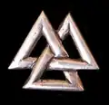 クローバーの葉の形で金属Valknut