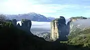 メテオラ。奥はピンドス山脈