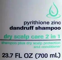 アメリカ合衆国のシャンプーのラベル。内容量の表記として"23.7 FL OZ (700 mL)"と書かれている。