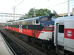 メトロノースで運用中のFL9重連。電気モーターを搭載しているのでFシリーズ中、一番車体が長くかつ後ろ側の台車が3軸のA1Aで集電靴が付いている。