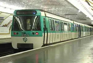 シュリー・モルラン駅に停車中の列車