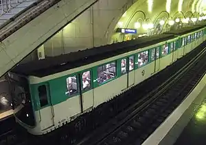シテ駅に停車するMP-59系