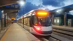 ローズヒル中央(Rose Hill Central)電停に停車する列車(2020年撮影)