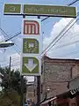 メキシコシティ地下鉄のニーニョス・エロエス駅の看板はケピ帽とオリーブ冠がデザインされている。